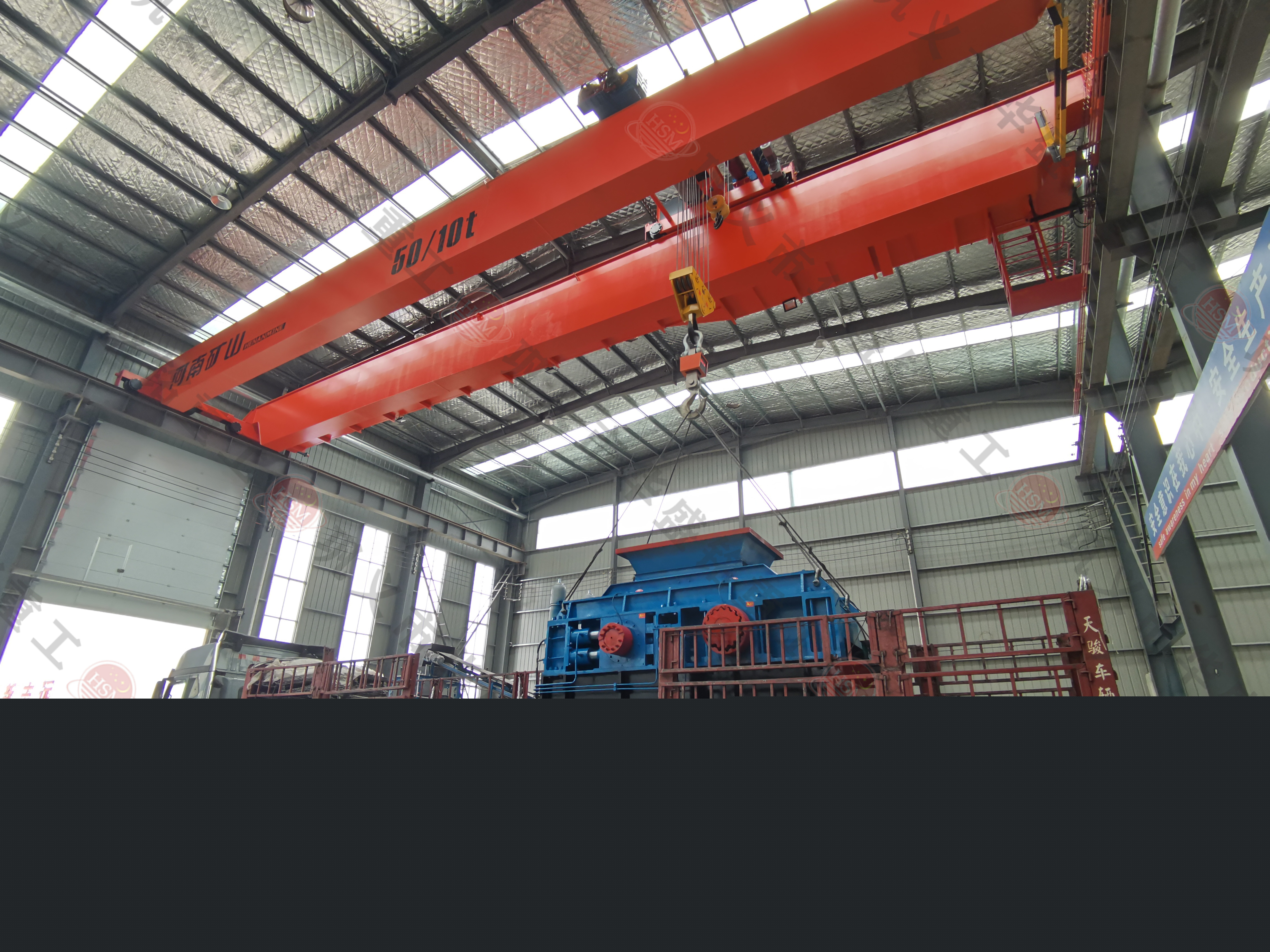 鞏義對輥破碎機廠家裝車發貨現場