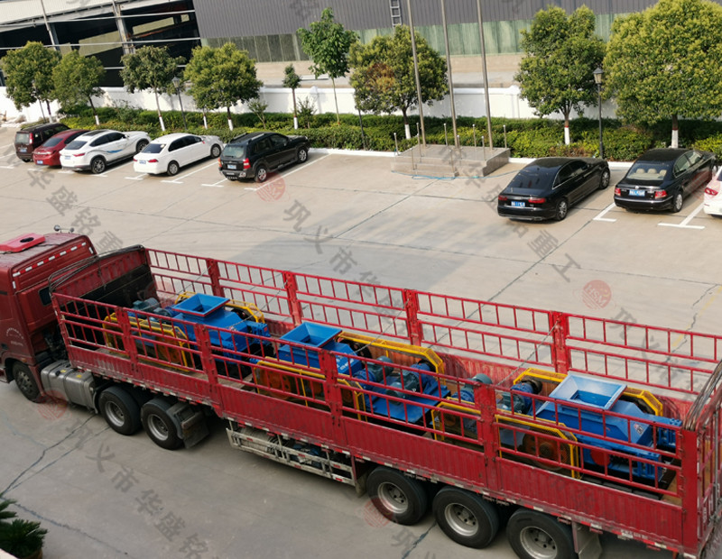 三臺750*500對輥破碎機(jī)發(fā)貨